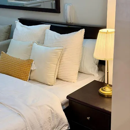 Deluxe Room With Pool View Unit In Poblacion