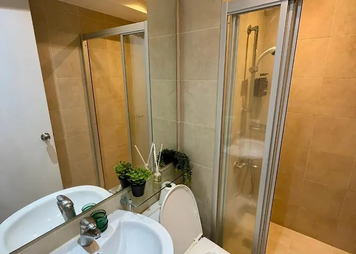 Deluxe With Pool View Unit In Poblacion Manila