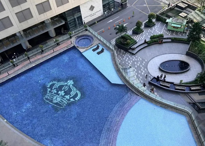 Hotel Deluxe With Pool View Unit In Poblacion Manila