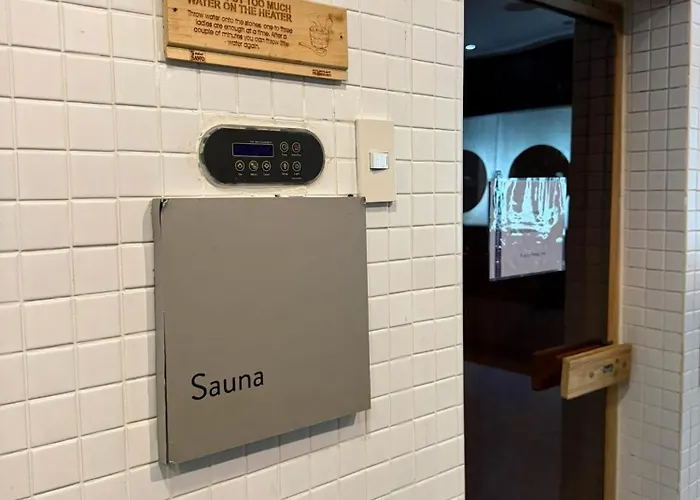 Hotel Deluxe With Pool View Unit In Poblacion