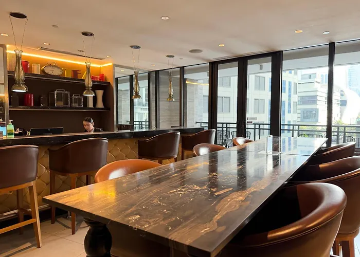 Deluxe With Pool View Unit In Poblacion 5* Manila